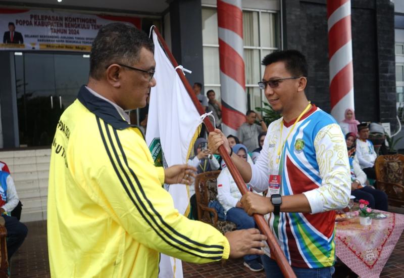 Pj Bupati Bengkulu Tengah Lepas Kontingen POPDA Bengkulu Tengah Tahun 2024