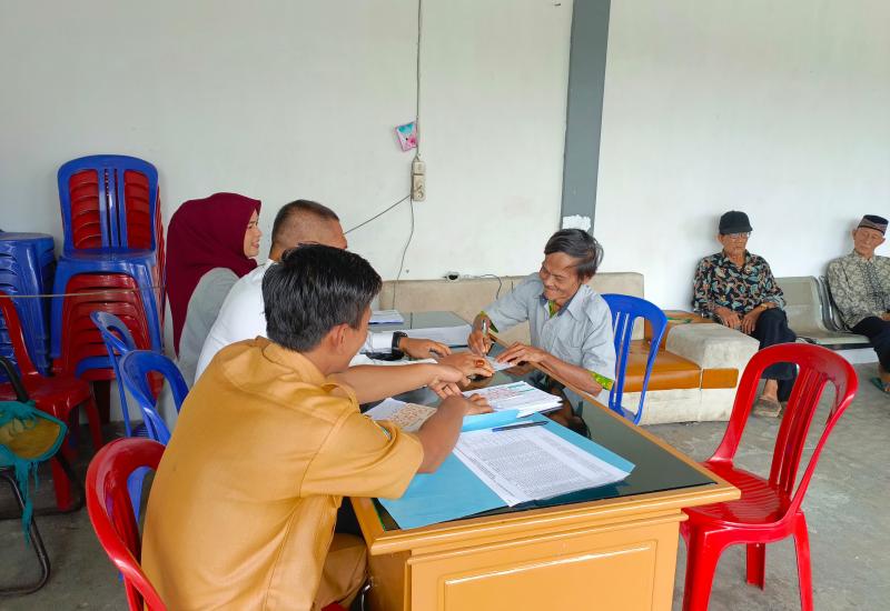 Pemdes Pelangkian Salurkan BLT DD Tahap Pertama Tahun 2025