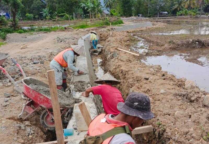 Warga dan Kades Pasang Badan Jaga Kelancaran dan Kenyamanan Rehabilitasi Irigasi D.I Air Ketahun